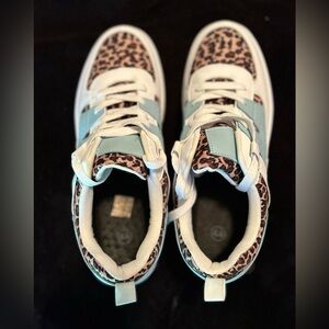 💙 Super fun and lightweight casual tennis shoe 💙